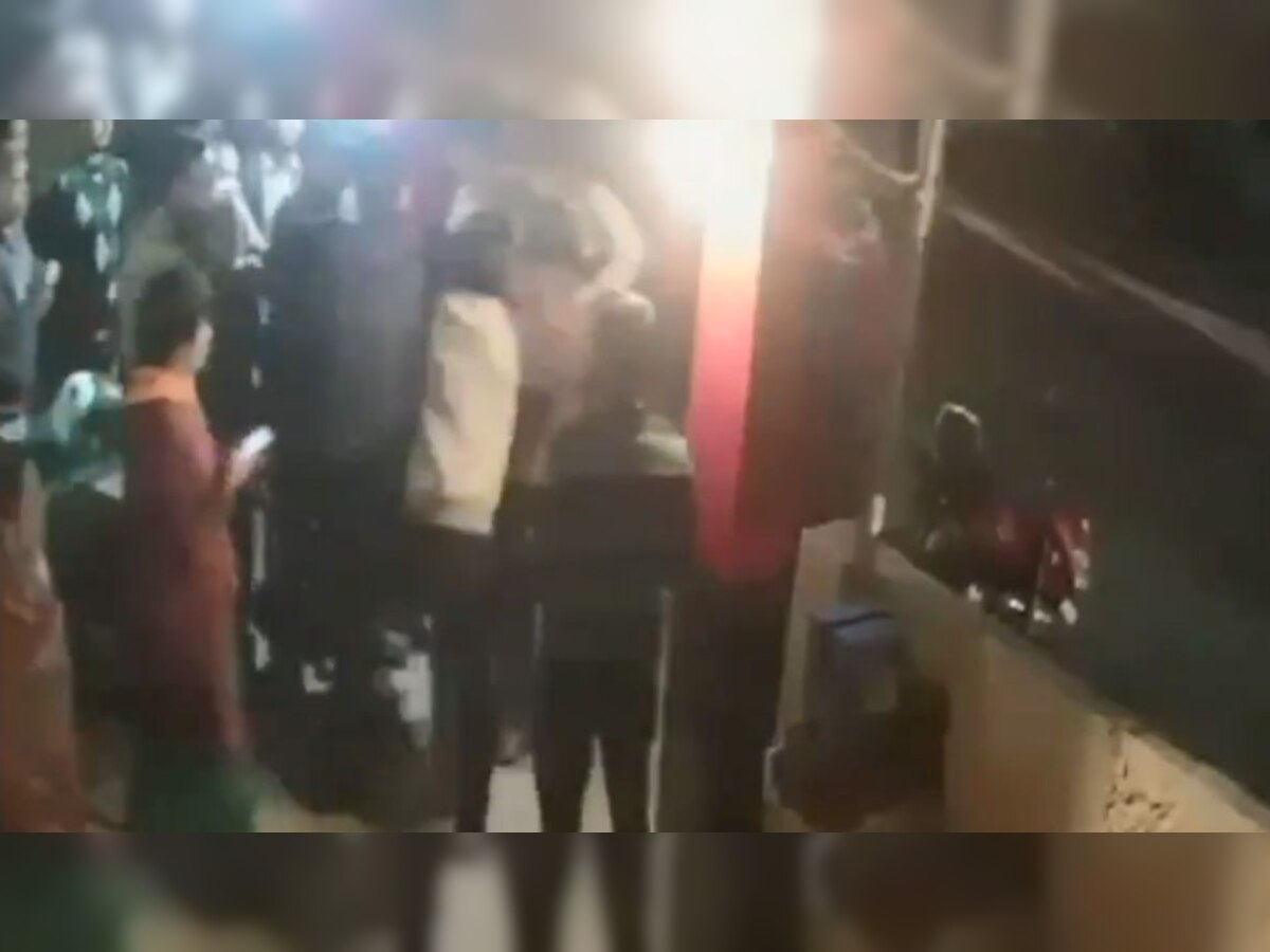 VIDEO: कॉन्स्टेबलने भाजप महिला नेत्याच्या कानशिलात लगावली आणि मग... title=