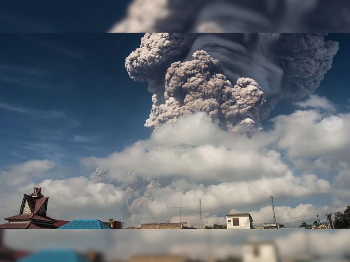 इंडोनेशियात सिनाबंग ज्वालामुखीचा उद्रेक, पाहा भयाण परिस्थिती... title=