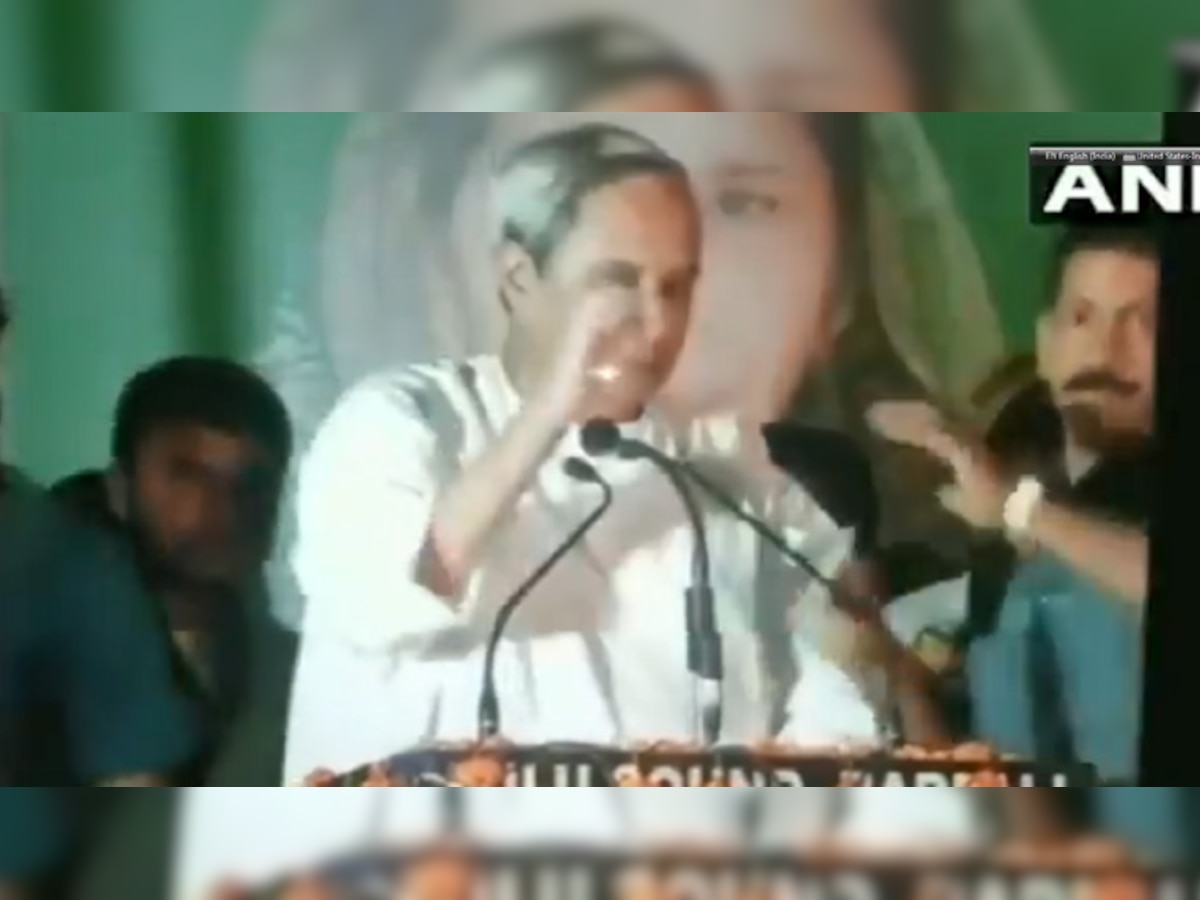 VIDEO: ओडिशाचे मुख्यमंत्री नवीन पटनायक यांच्यावर बूट भिरकावला title=