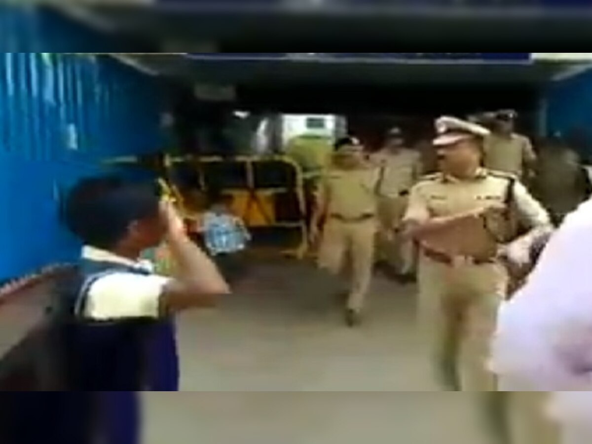 व्हिडियो : पोलिसांना पाहून मुलाने ठोकला सॅल्युट, काय केल ऑफिसरने ? title=