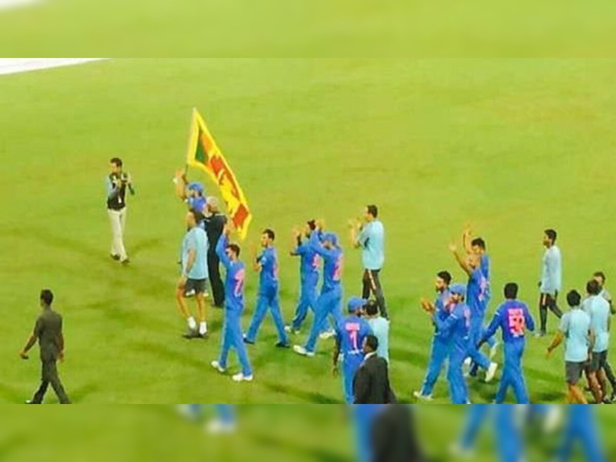 Video : दिसले अद्भूत चित्र, बांग्लादेशला नमवल्यानंतर रोहितच्या हातात श्रीलंकेचा झेंडा... title=