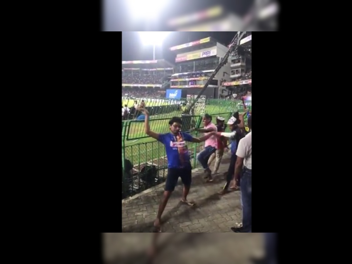 video : श्रीलंकेच्या चाहत्याचा नागिण डान्स व्हायरल title=