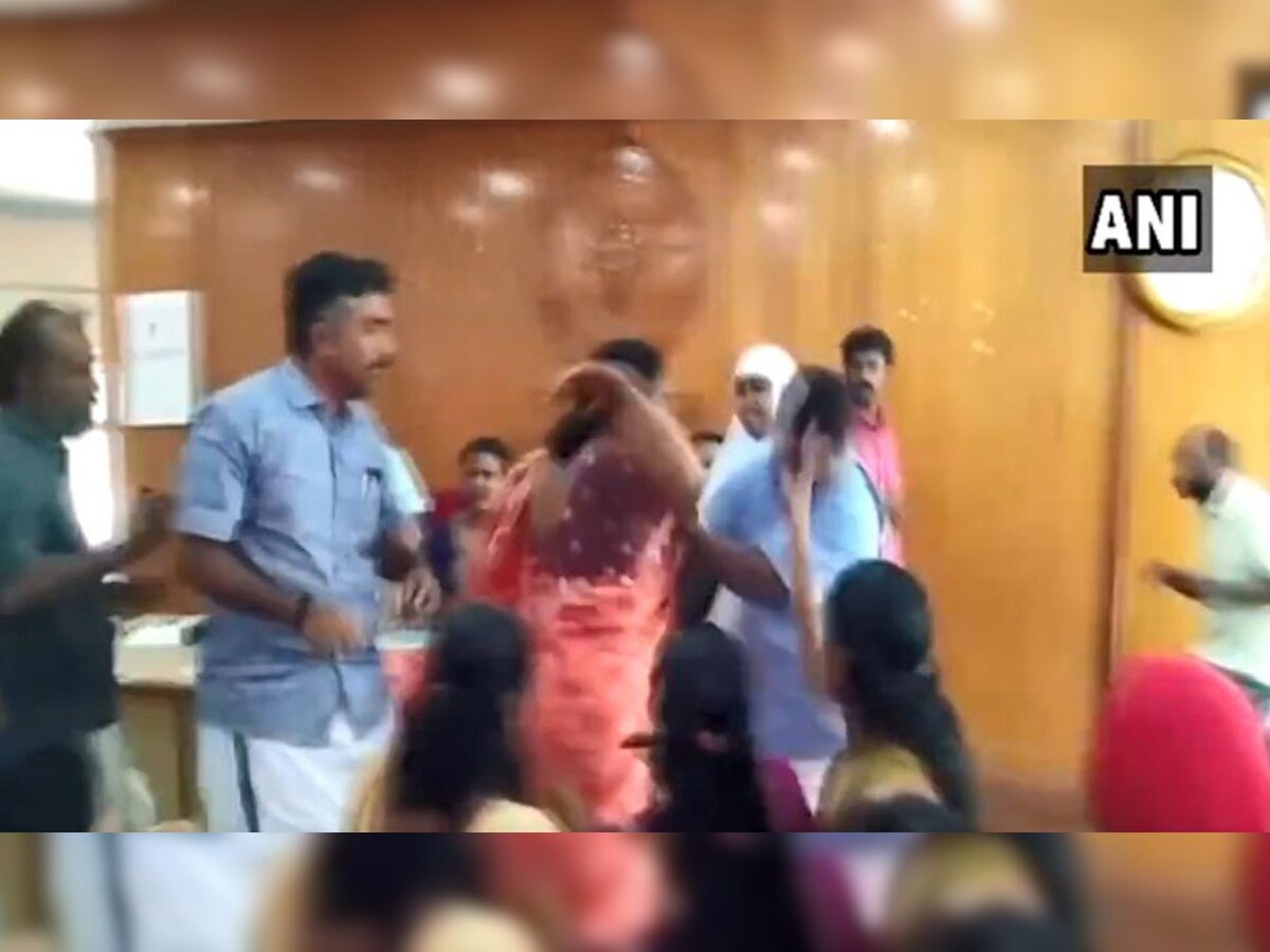 VIDEO: मनपा बैठकीत हाणामारी, महिलांनी लगावली कानशिलात title=