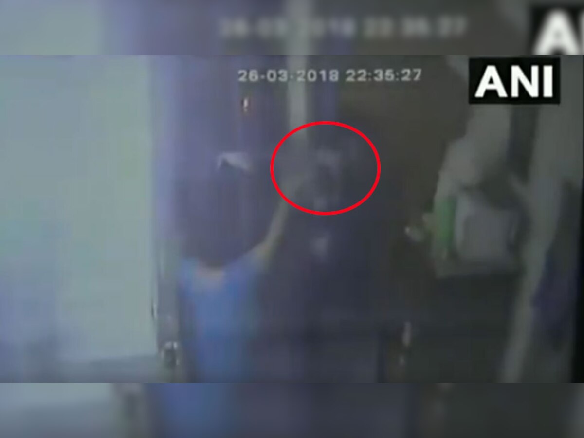 व्हिडिओ : RTI कार्यकर्त्यावर घरात घुसून जीवघेणा हल्ला  title=
