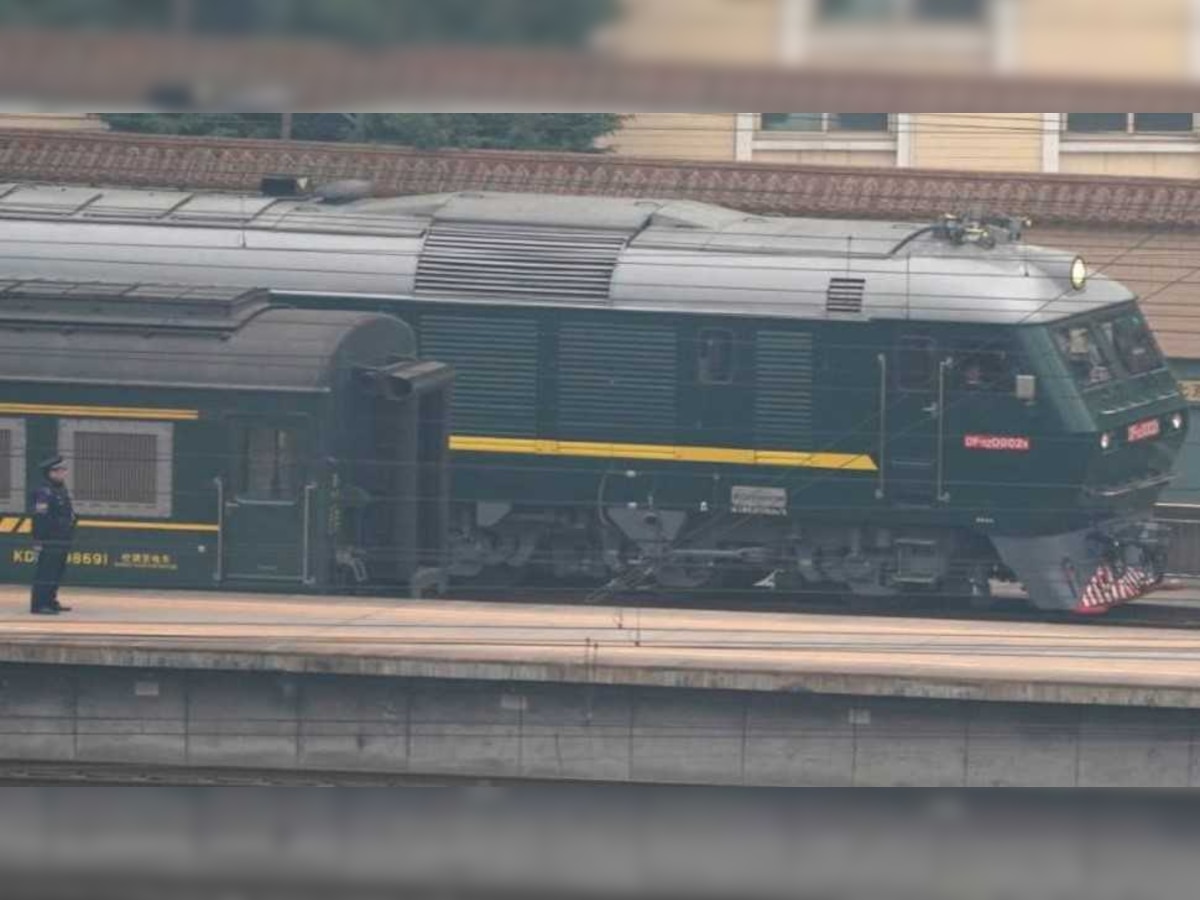 व्हिडिओ: ३ पिढ्यांनी प्रवास केलेल्या खानदानी ट्रेनने किम जोंग चीनला रवाना title=