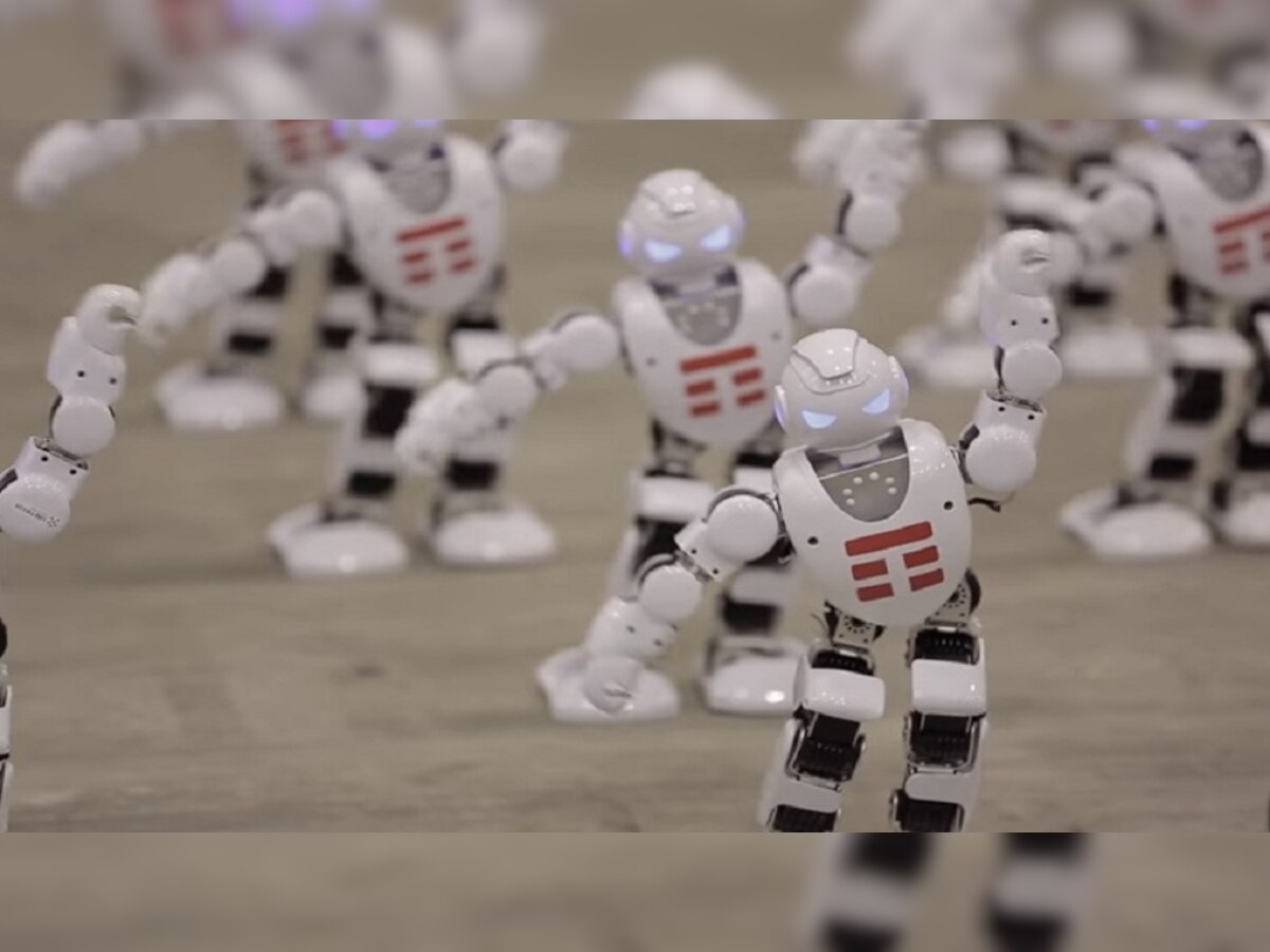 VIDEO: १३०० रोबोट्सने एकत्र डान्स करत बनवला वर्ल्ड रेकॉर्ड title=