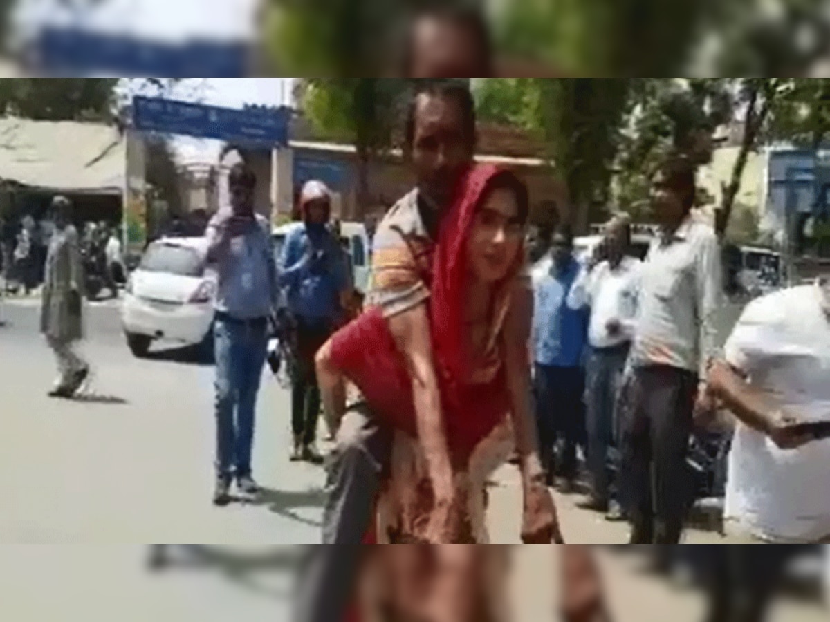 धक्कादायक : दिव्यांग सर्टिफिकेटसाठी नवऱ्याला पाठिवर घेऊन गेली पत्नी 