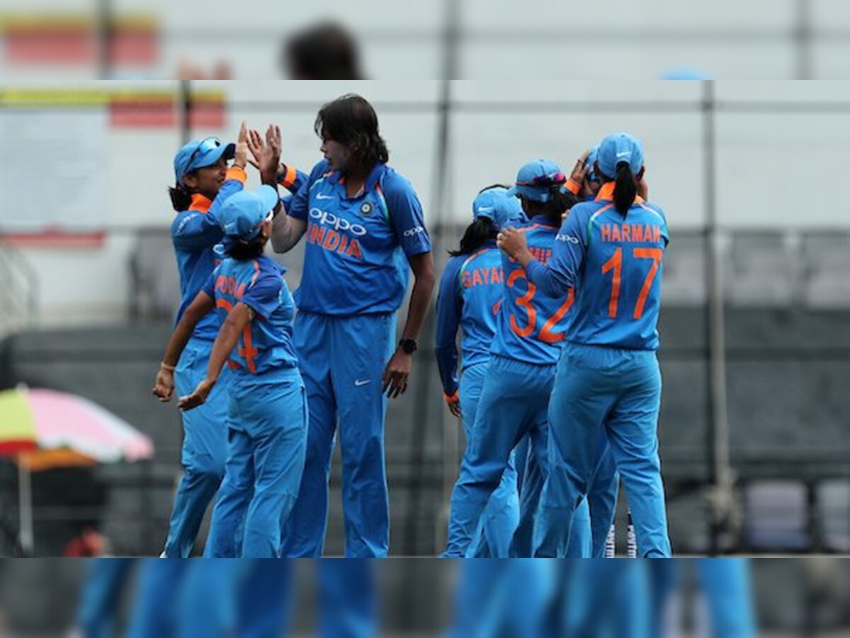 इंग्लंडला हरवून भारतीय महिला टीम झाली चॅम्पियन title=