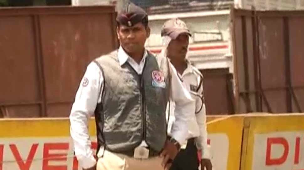 Special jackets distribute to Nagpur traffic police for the summer