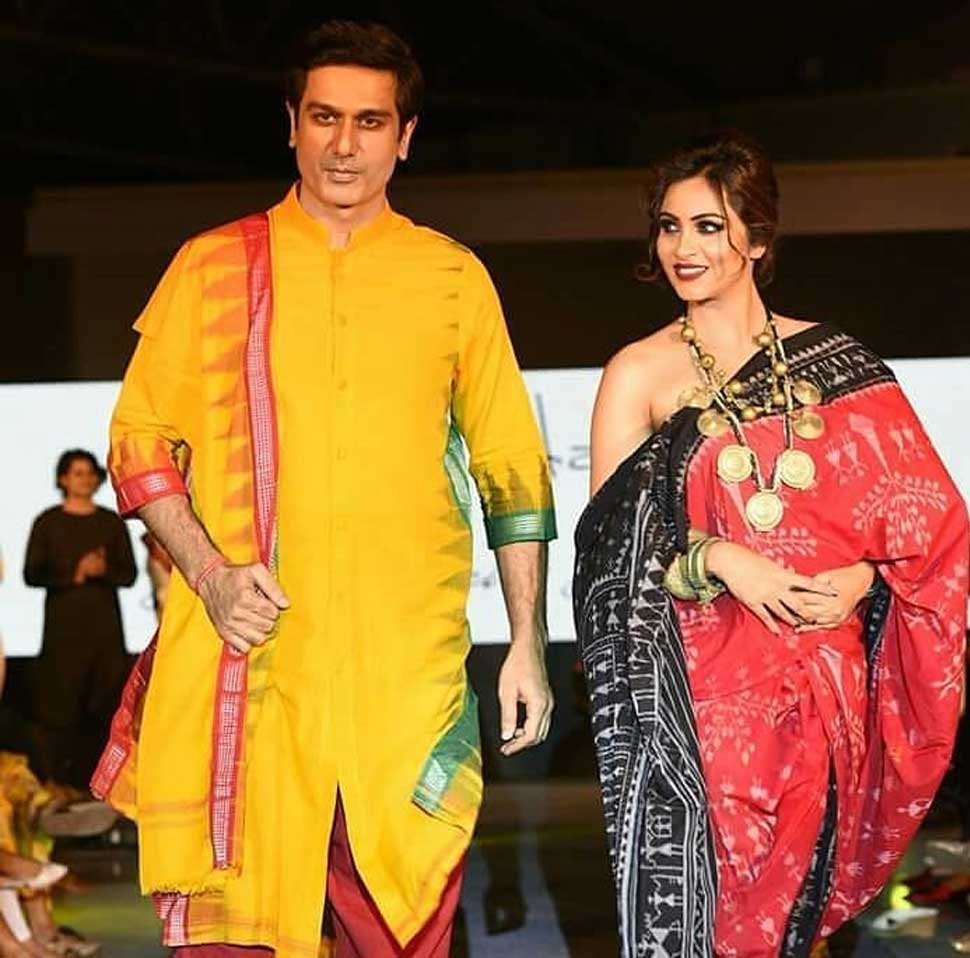 Arshi Khan walk on Ramp of Bigg Boss 11 Contestent Sabyasachi Satpathy 