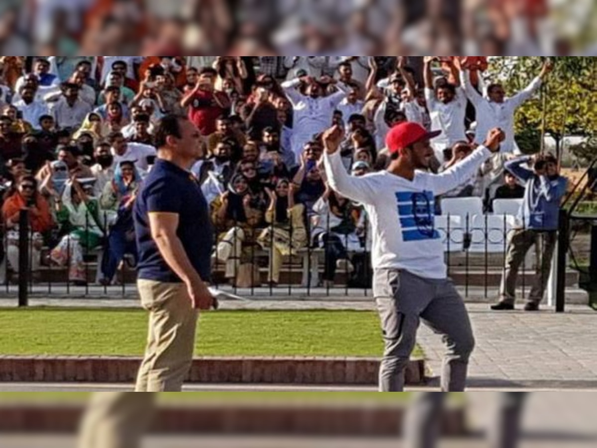 VIDEO: वाघा बॉर्डरवर पाकिस्तानी क्रिकेटने भारतीयांसमोर केला वाह्यातपणा title=