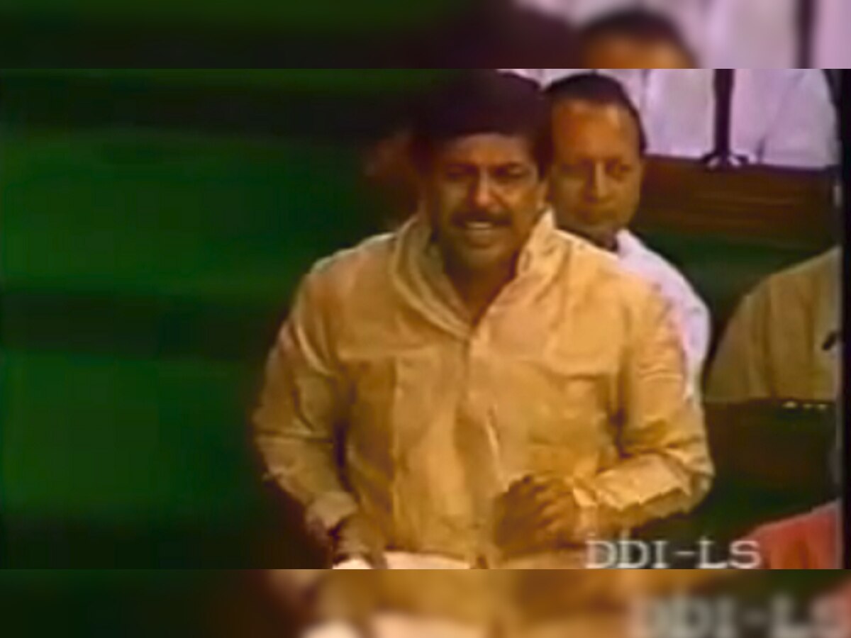 व्हिडिओ : कर्नाटक सत्ता पेचात प्रमोद महाजन यांचं ते भाषण पुन्हा एकदा वायरल  title=
