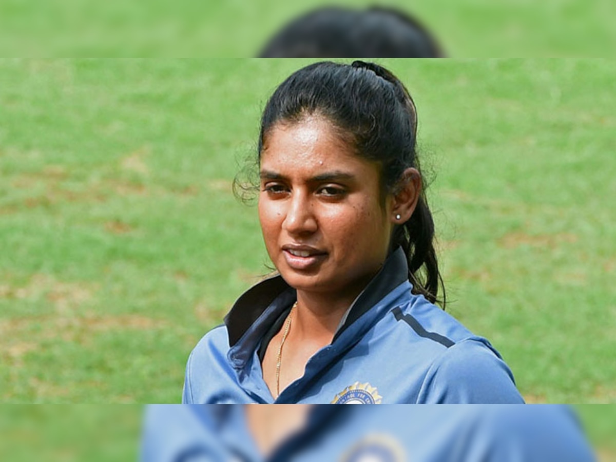 महिला क्रिकेटपटूंसोबत पुन्हा भेदभाव, बीसीसीआयवर भडकले फॅन्स title=