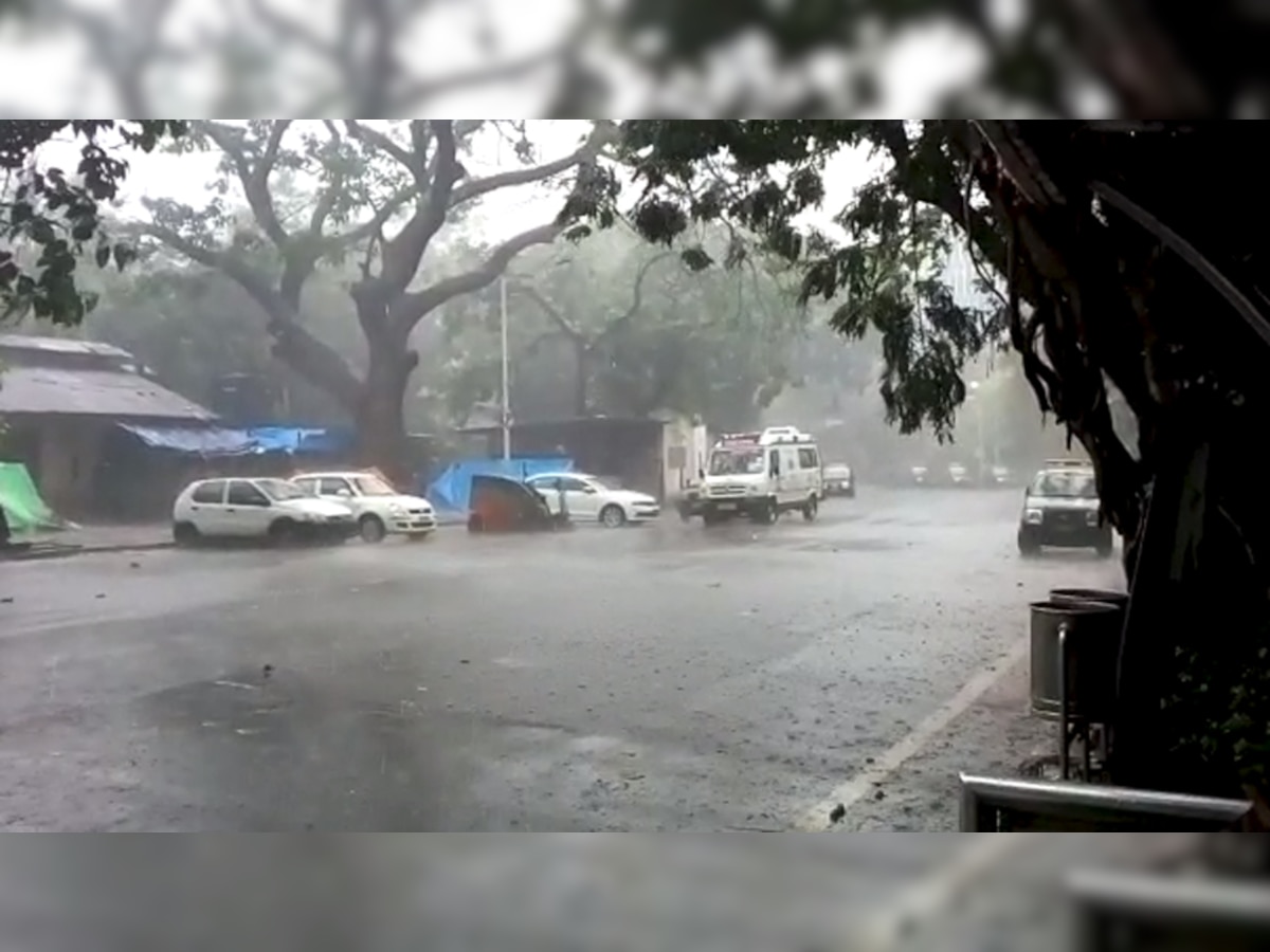 मुंबईतील रविवारचा पाऊस, पाहा फोटो title=