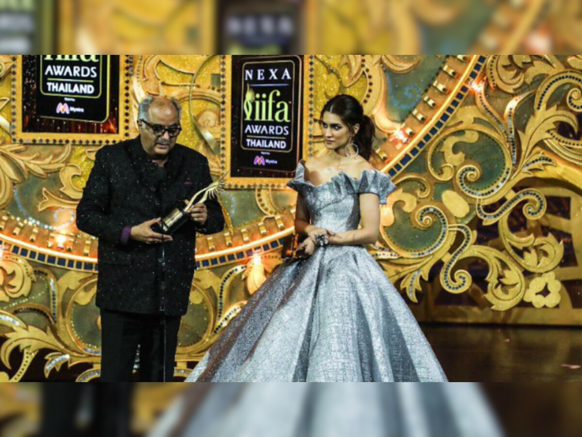 IIFA 2018: अर्जुन कपूरने भावूक झालेल्या बोनी कपूर यांना सांभाळलं  title=