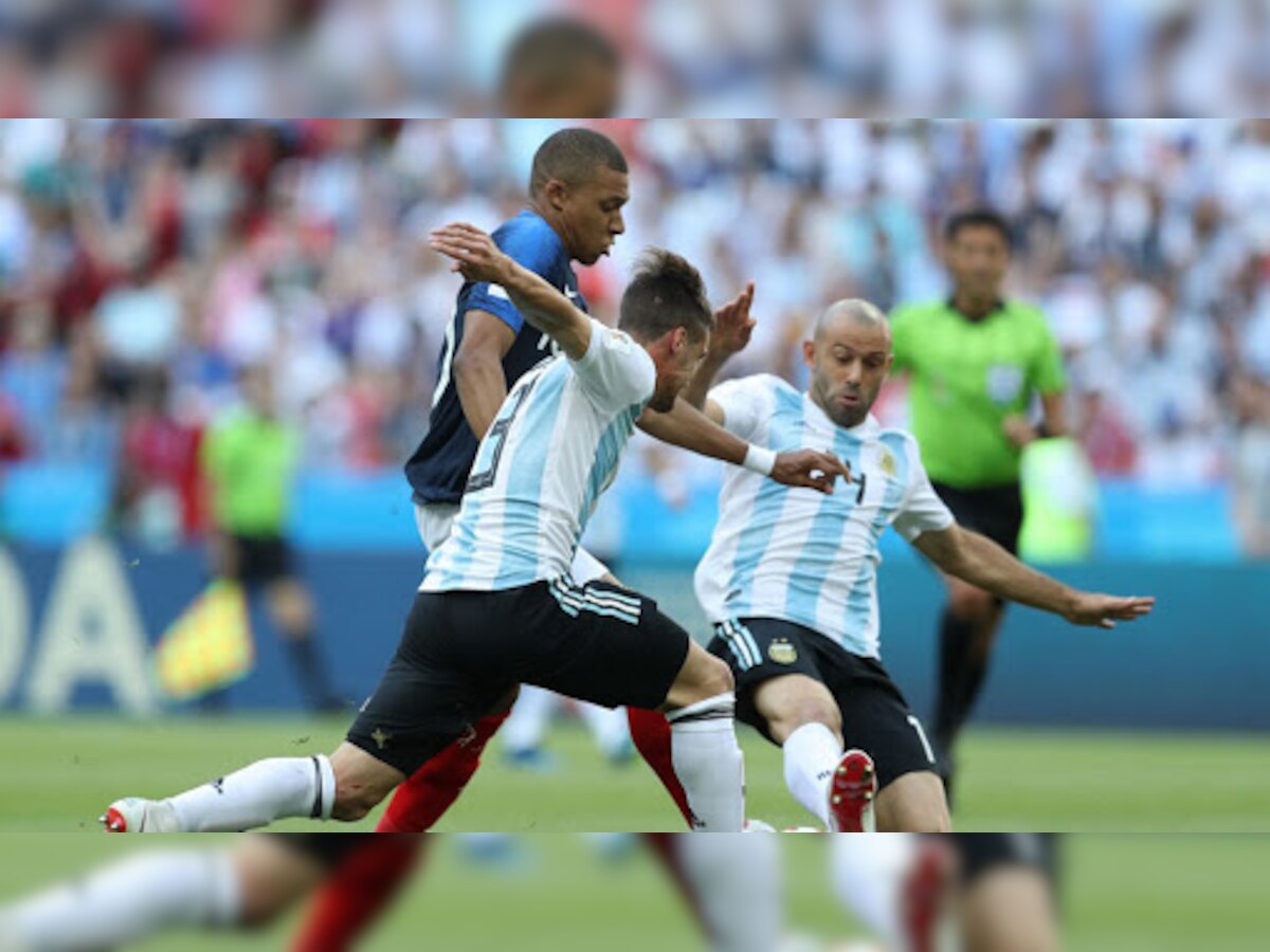 फिफा फुटबॉल : बलाढ्य अर्जेंटिनाला पराभवाचा धक्का title=