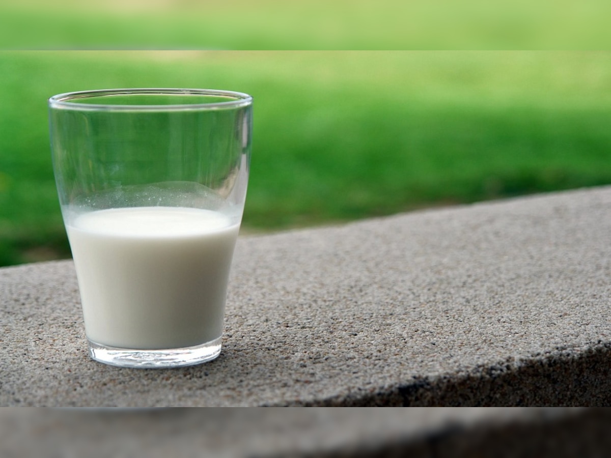 दूध कधी पिणं ठरेल आरोग्याला अधिक फायदेशीर?  title=