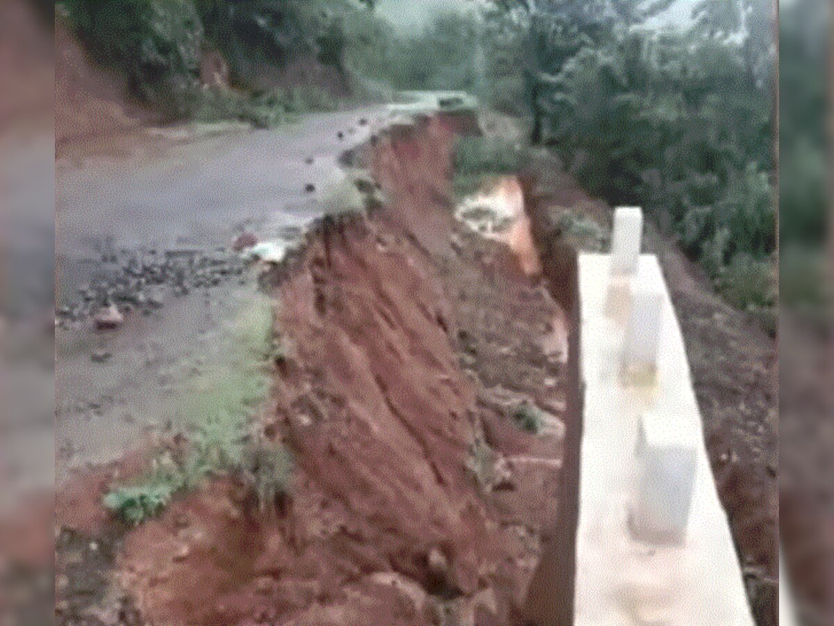 कोल्हापुरात पावसाचा कहर; येळगाडी-शाहुवाडी मार्गावरील रस्ता खचला title=