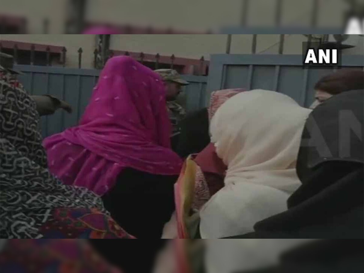 पाकिस्तानात निवडणुकीत लष्कराची मनमानी, महिलांना मतदानापासून रोखले title=