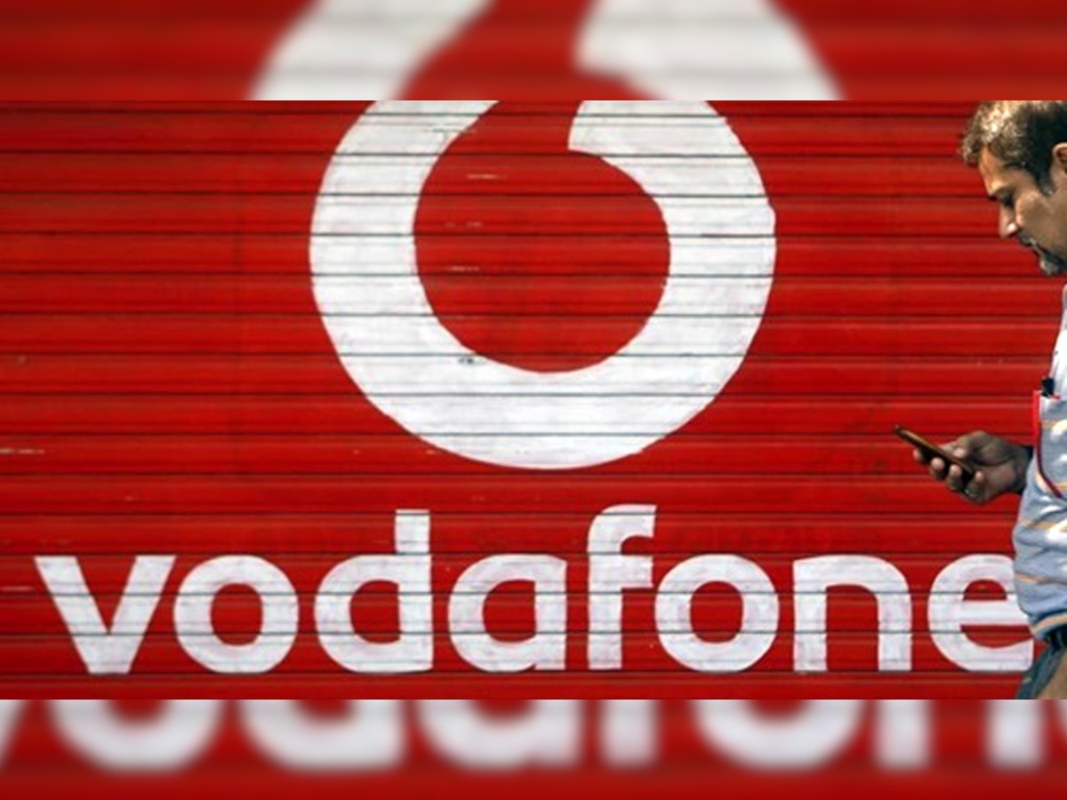 JIO ला टक्कर देण्यासाठी Vodafone चा सर्वात स्वस्त जबदस्त प्लान लॉन्च title=