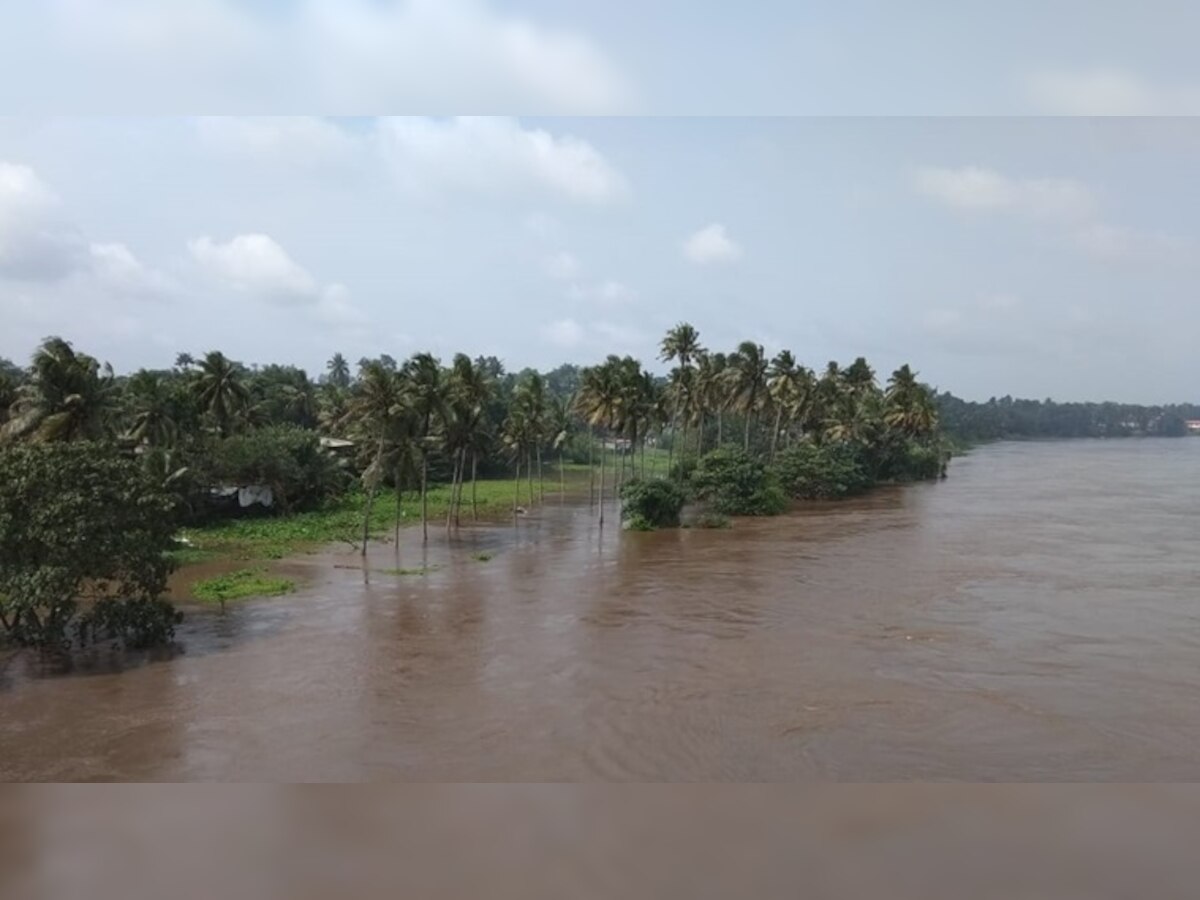 केरळात जलप्रलय! इडुक्की धरणाचे दरवाजे २६ वर्षांनी उघडले, पुरात १८ जणांचा मृत्यू title=