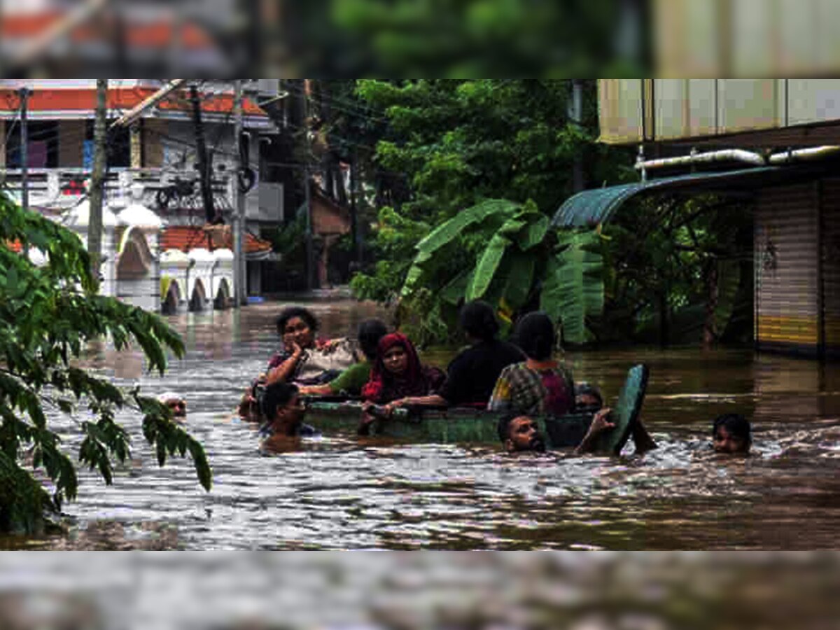 केरळात जलप्रलय : १६४ जणांचे बळी, आयएएस अधिकाऱ्यांची अशी माणूसकी! title=