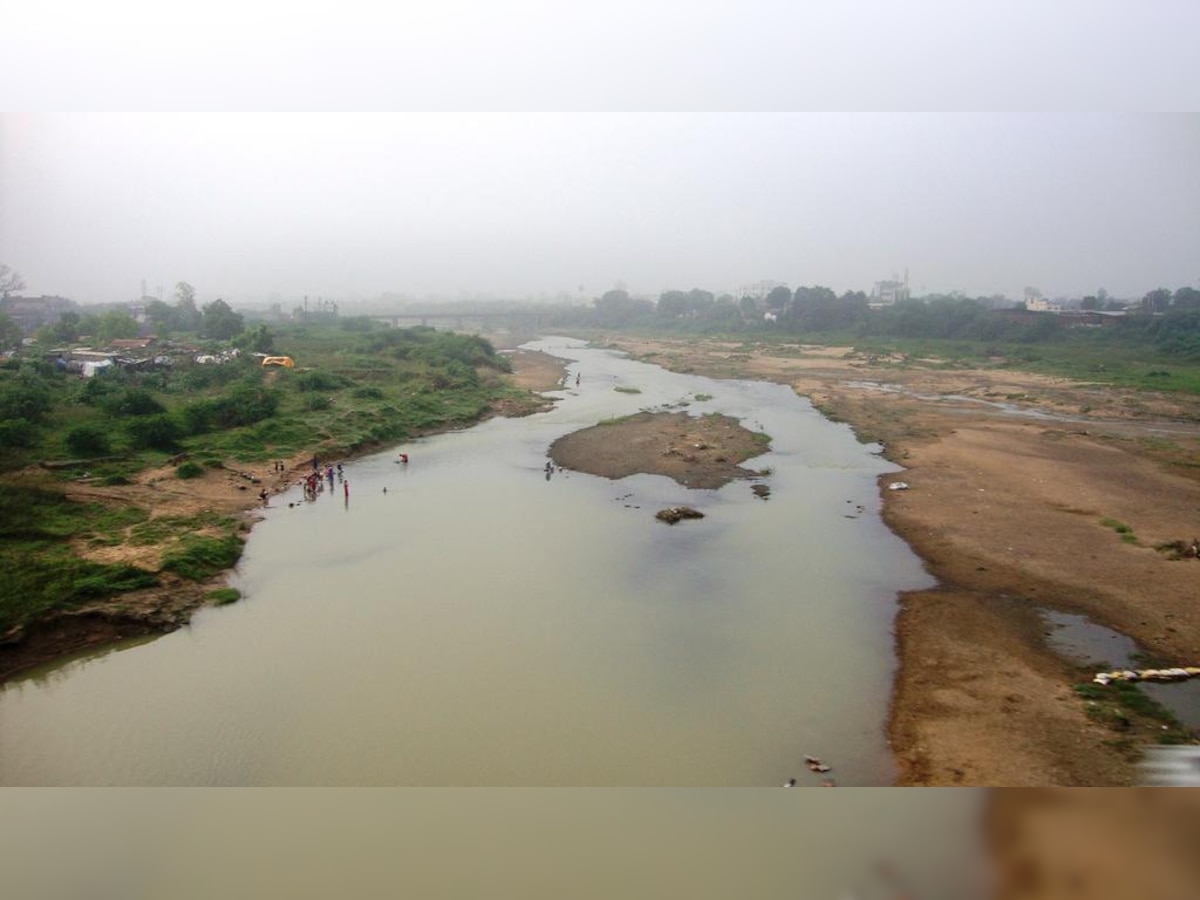 प्राण्यांच्या टाकाऊ अवशेषांची नदीत विल्हेवाट, नागरिक संतप्त title=