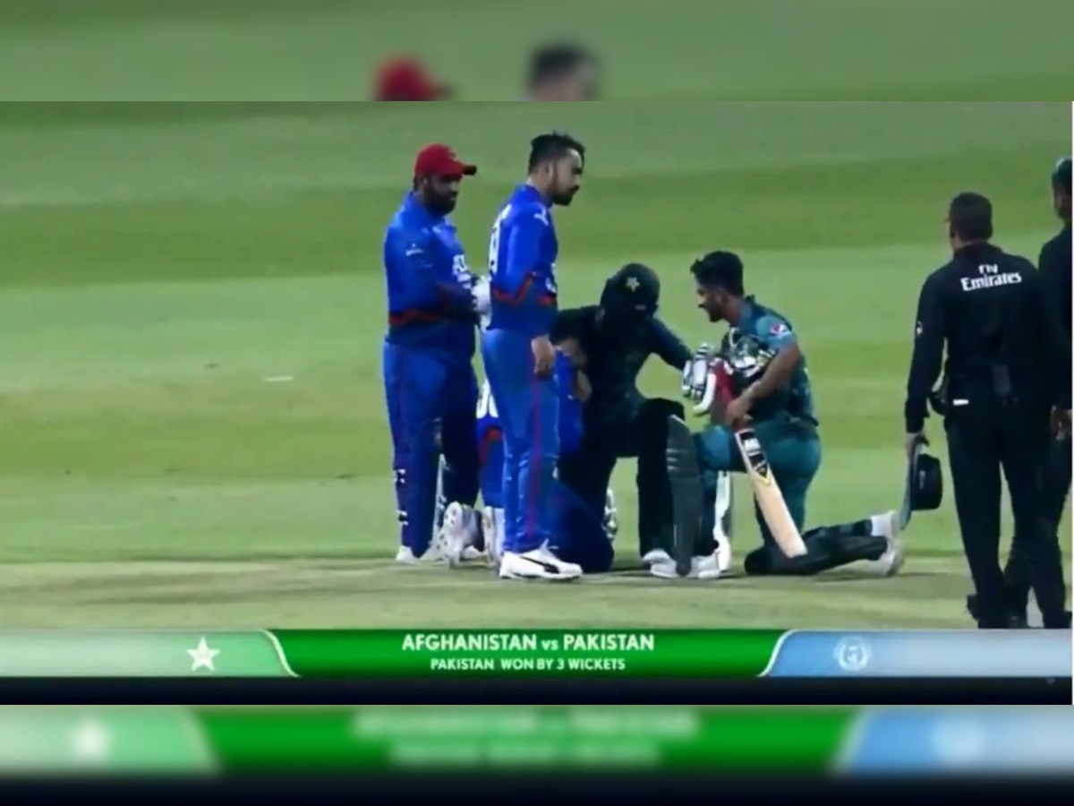 अफगाणिस्तानचा क्रिकेटपटू मैदानातच रडला title=