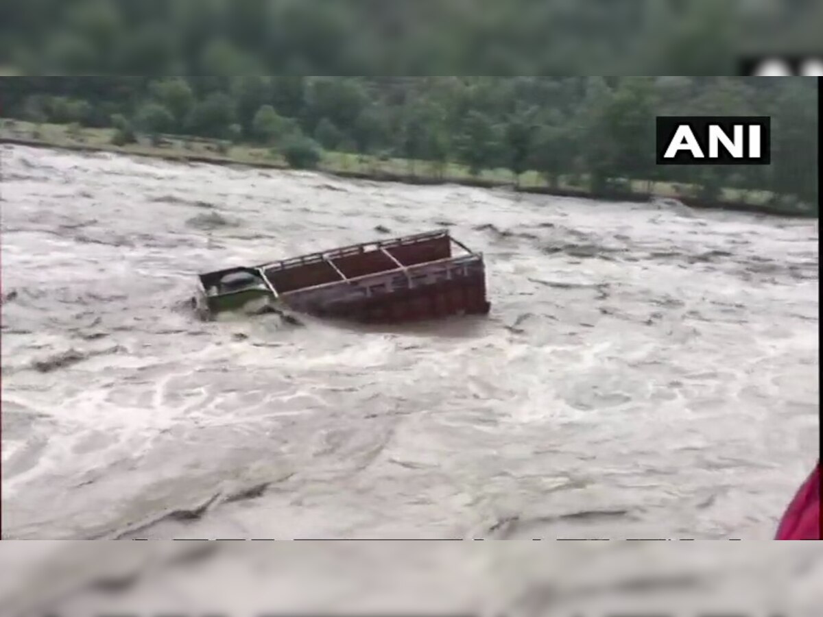 VIDEO:हिमाचल प्रदेशात जलप्रलय; डोळ्यांदेखत ट्रक आणि बसेस गेल्या वाहून title=