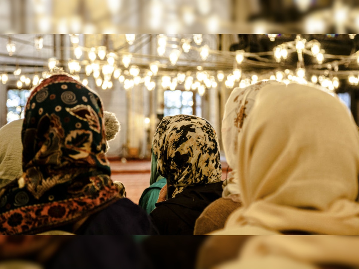 मशिदीत महिलांना प्रवेश, हायकोर्टानं याचिका केली रद्द   title=