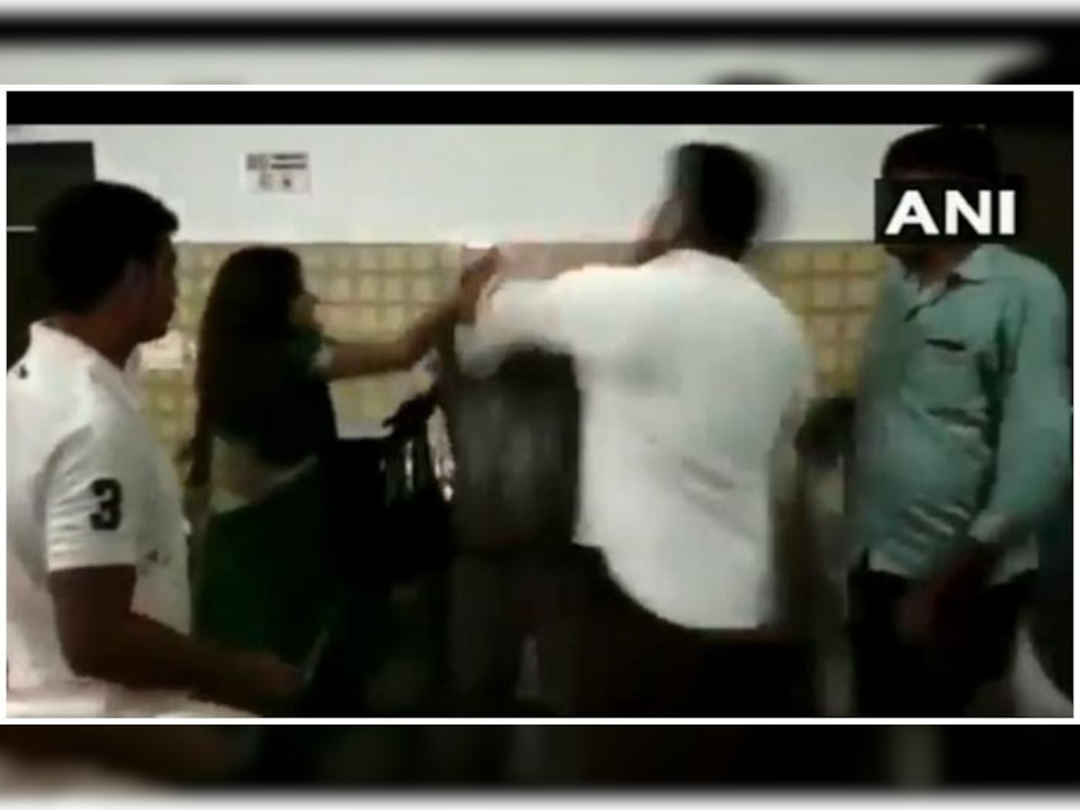 व्हिडिओ : भाजपा नगरसेवकाची पोलीस आणि वकील महिलेला जबर मारहाण  title=