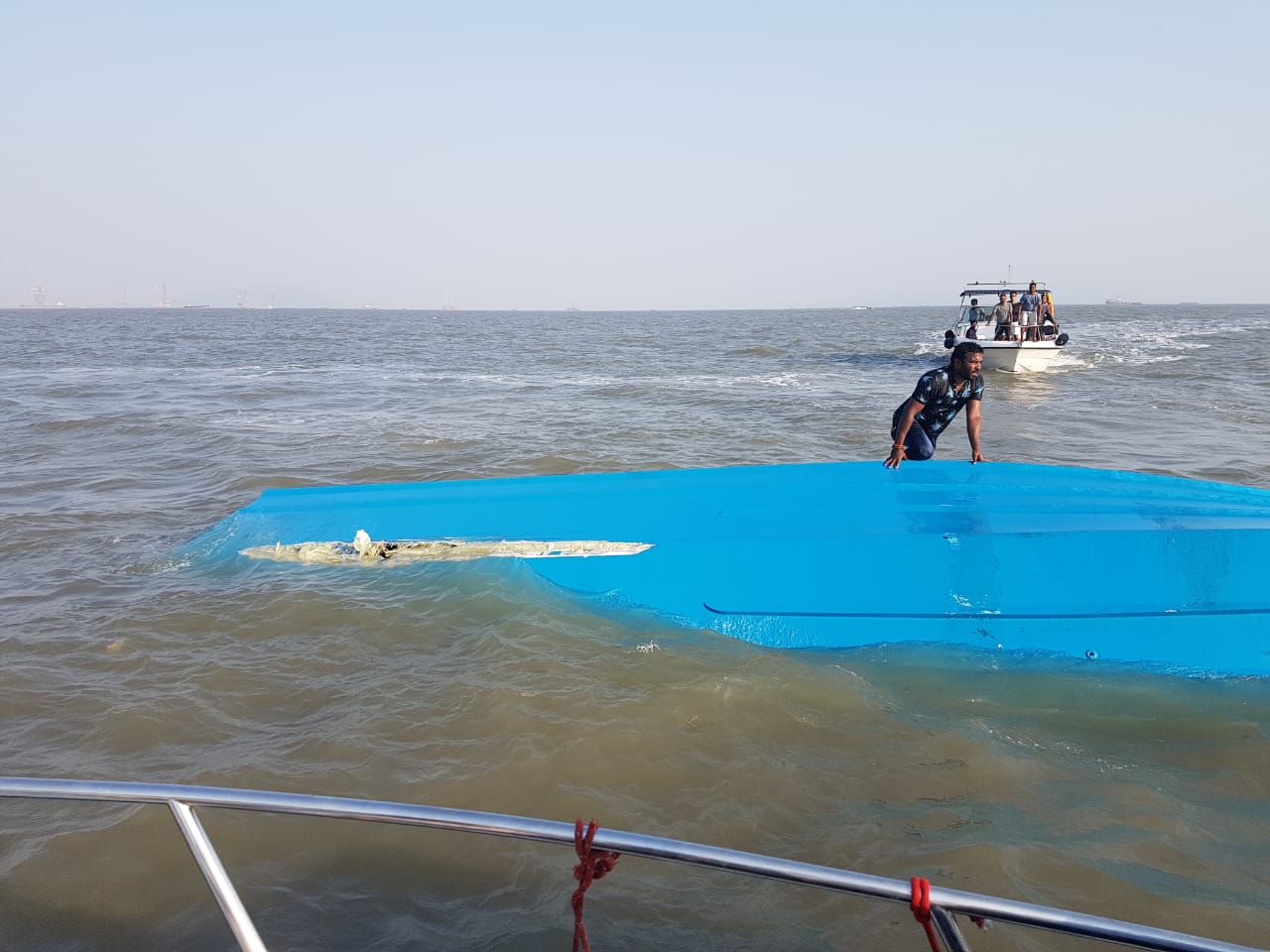 speed boat drown pics at mumbai sea_two