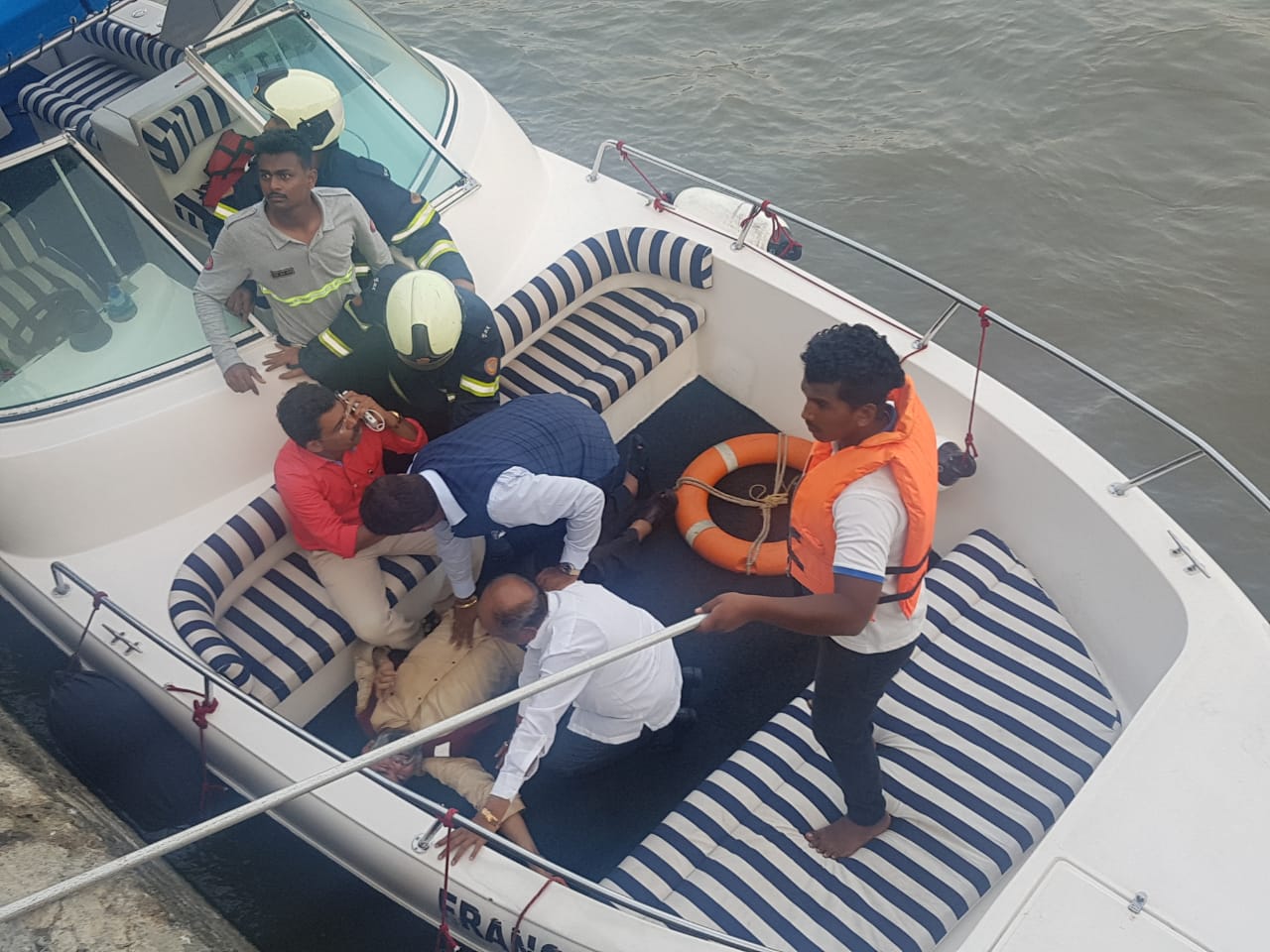 speed boat drown pics at mumbai sea_four