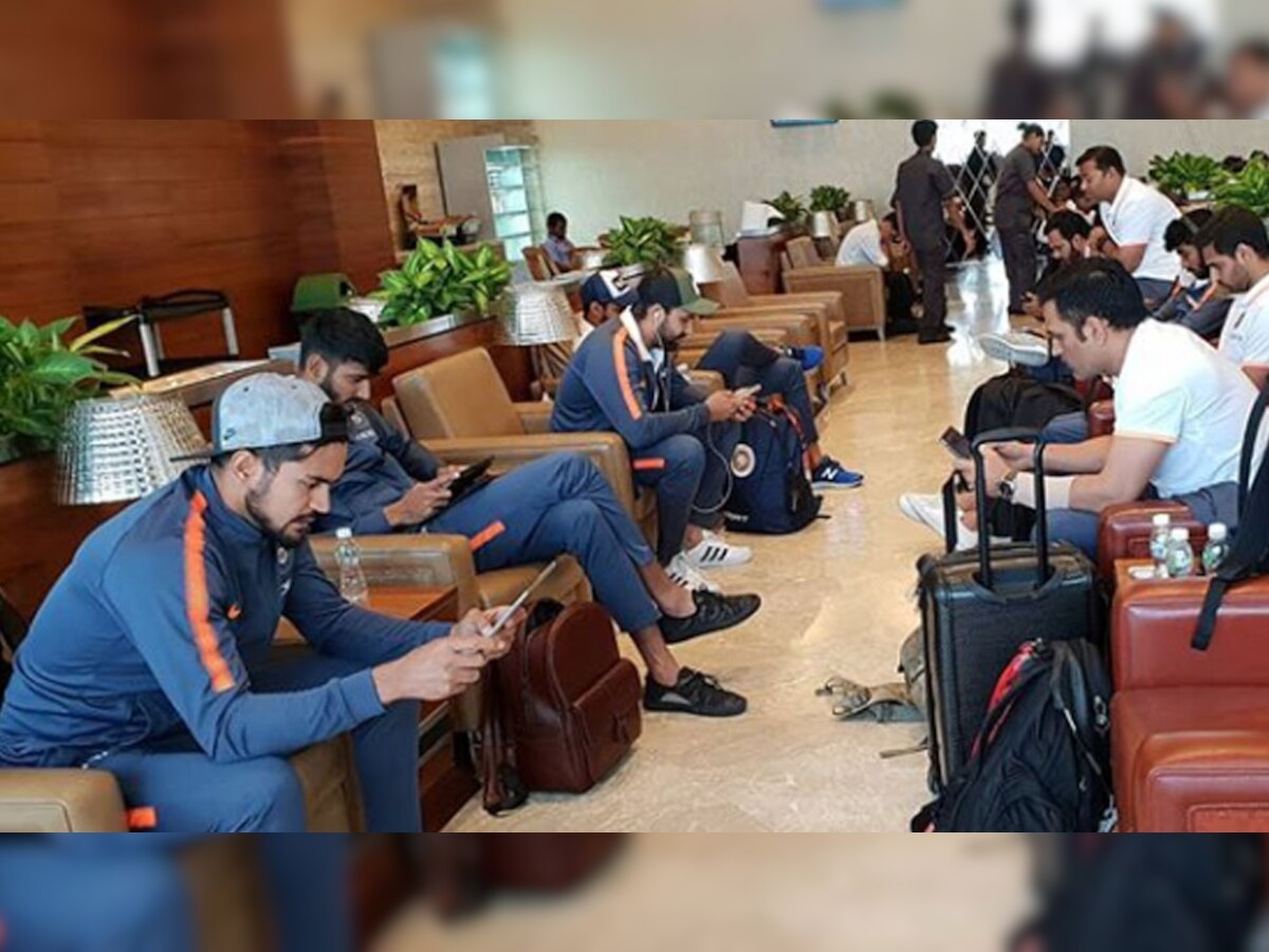 विमानतळावर भारतीय खेळाडू गेम खेळण्यात व्यस्त ... पण बुमराह मात्र.... title=