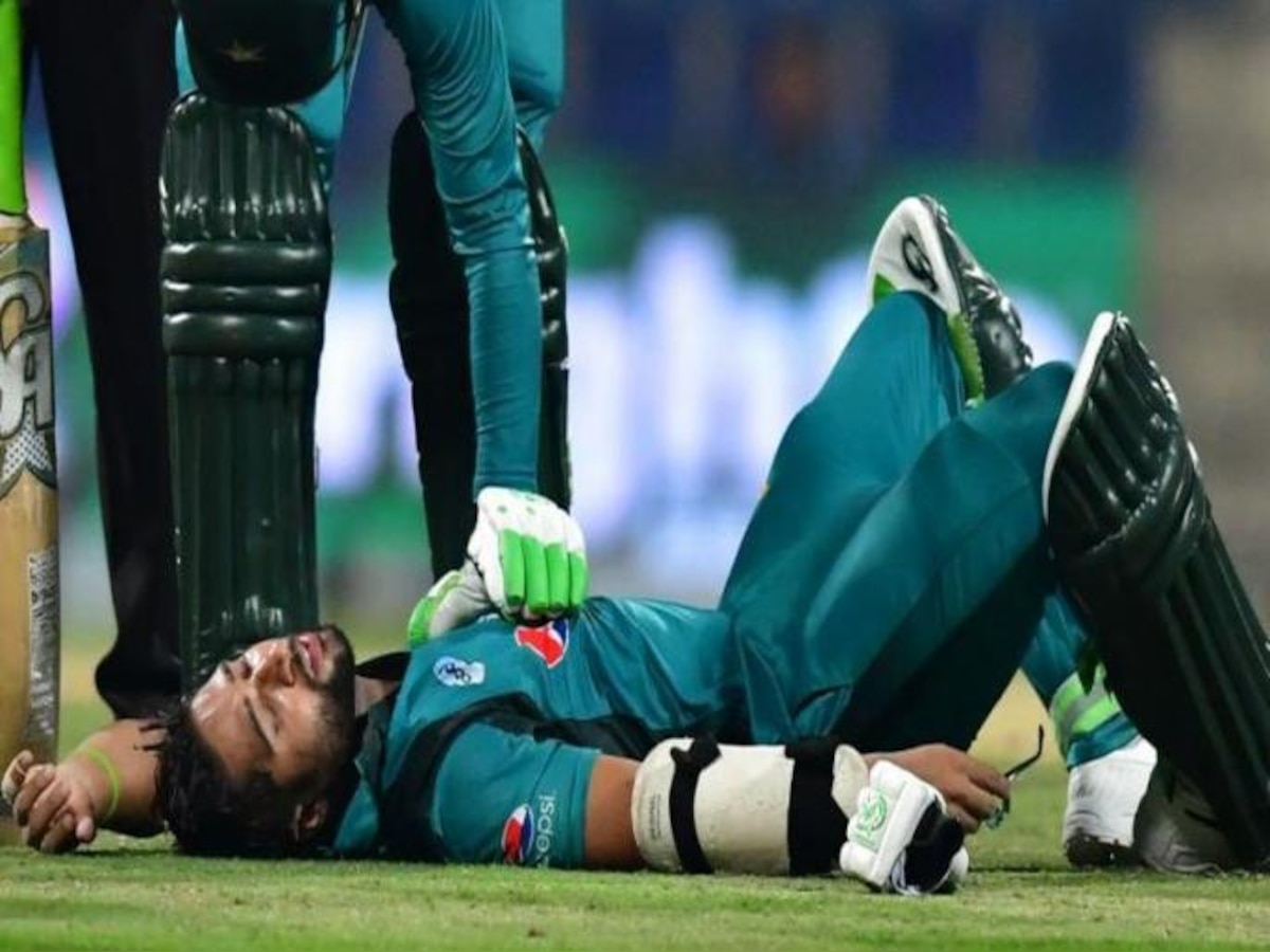 Pak vs NZ: हेल्मेटला चेंडू लागल्यानंतर पाकिस्तानचा फलंदाज मैदानातच कोसळला title=