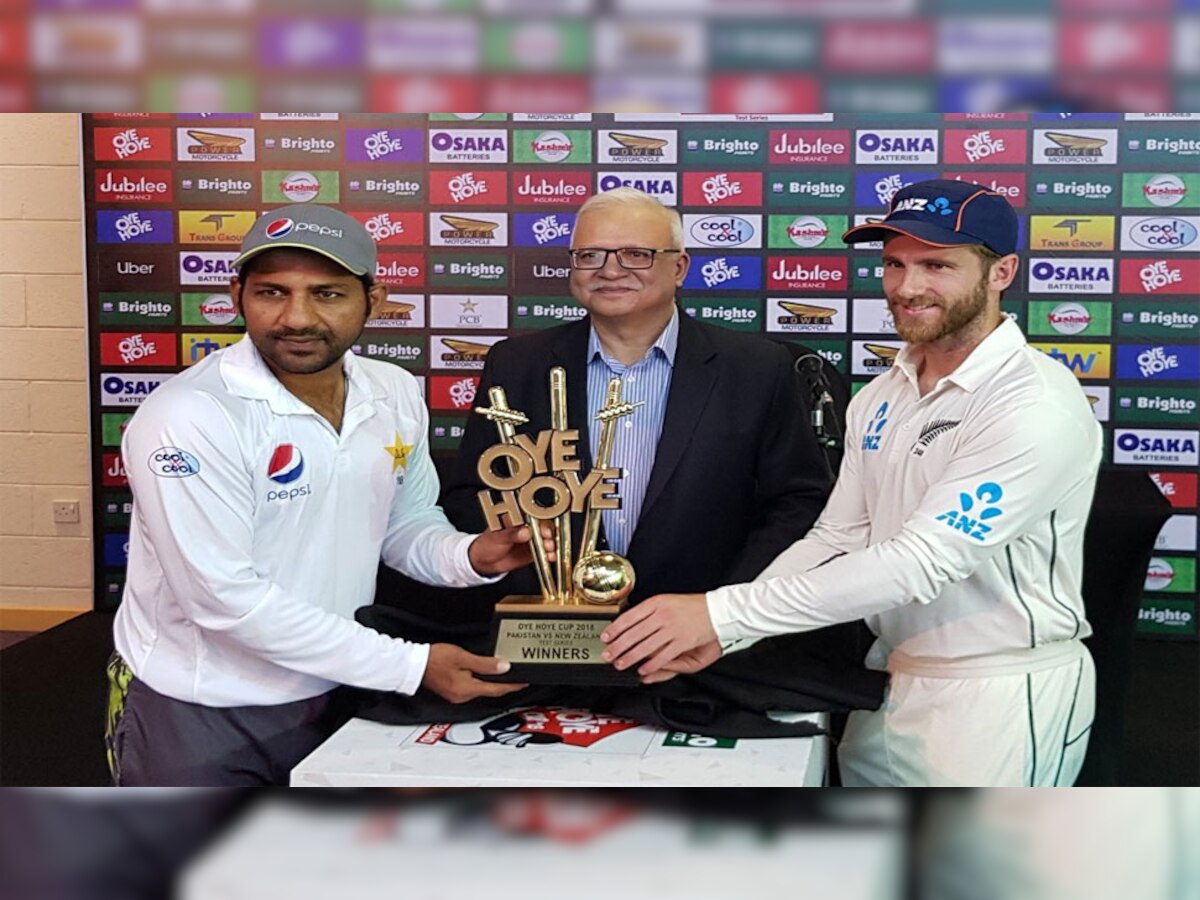 विचित्र ट्रॉफीमुळे पुन्हा एकदा पाकिस्तान क्रिकेट ट्रोल title=