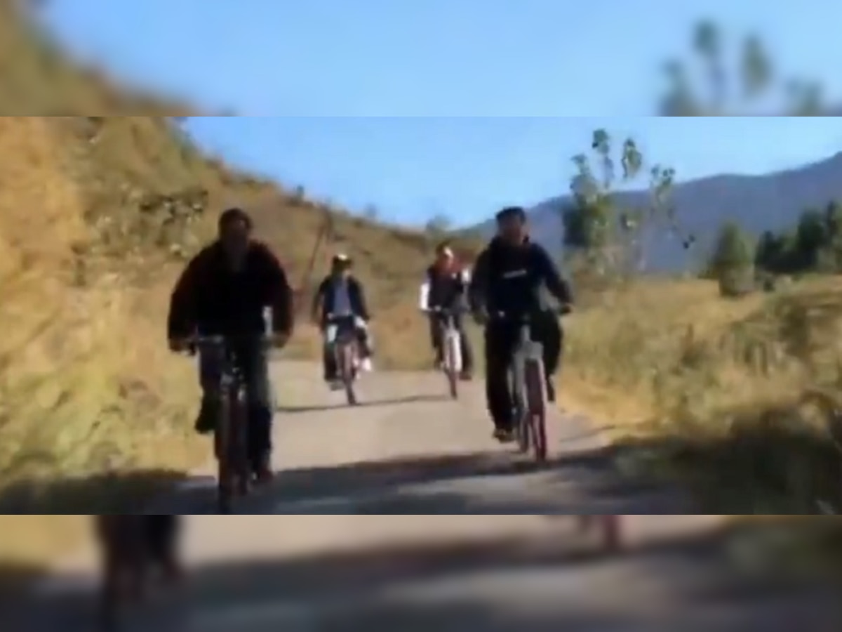 सलमान खान भाजपच्या नेत्यांसोबत सायकलवरून फिरतो तेव्हा... title=
