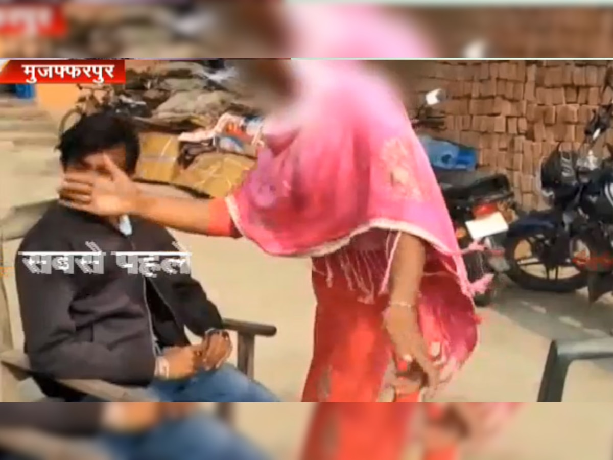 व्हिडिओ : भर पंचायतीसमोर 'तीन तलाक', पत्नीनं पतीच्या कानाखाली वाजवली title=