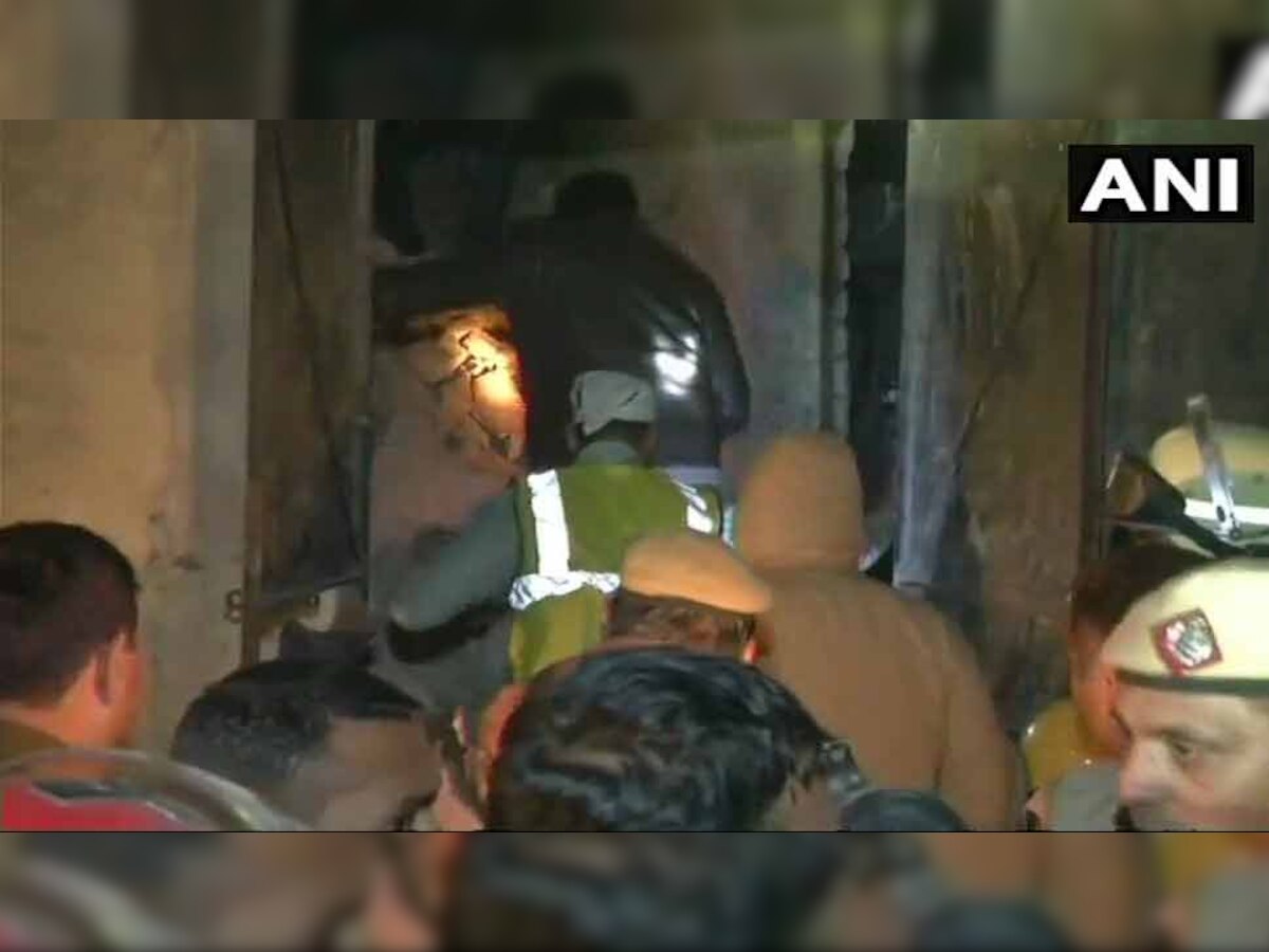 दिल्लीत सिलेंडर स्फोटाने इमारत कोसळली, 7 ठार, 8 जखमी  title=