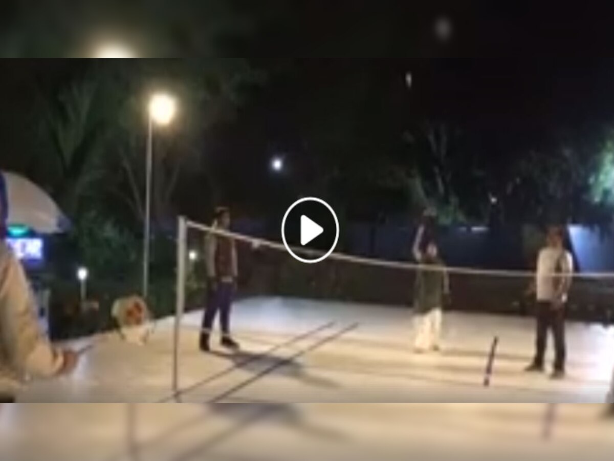 VIDEO : ममता बॅनर्जी बॅडमिंटन खेळतात तेव्हा... title=