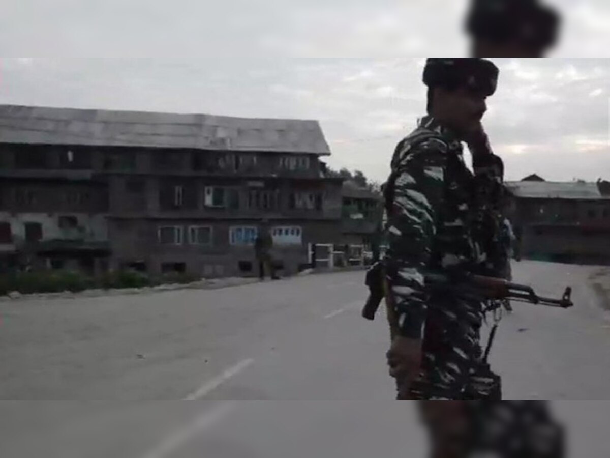 काश्मीरमध्ये पाकिस्तानकडून गोळीबार, स्फोटात मेजरसह जवान शहीद title=