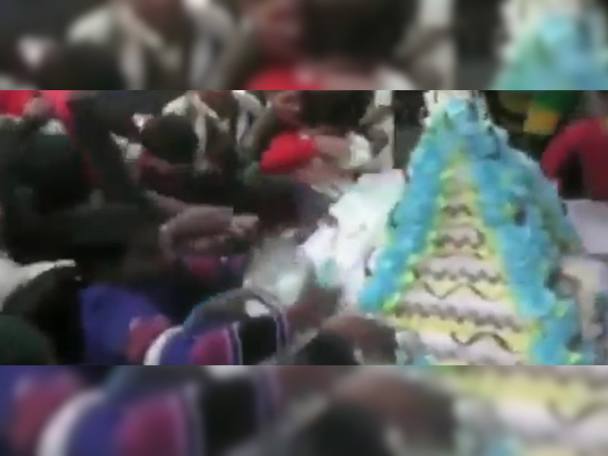 VIDEO: अरारा खतरनाक.... मायवतींच्या वाढदिवसाच्या केकवर लोक तुटून पडतात तेव्हा... title=