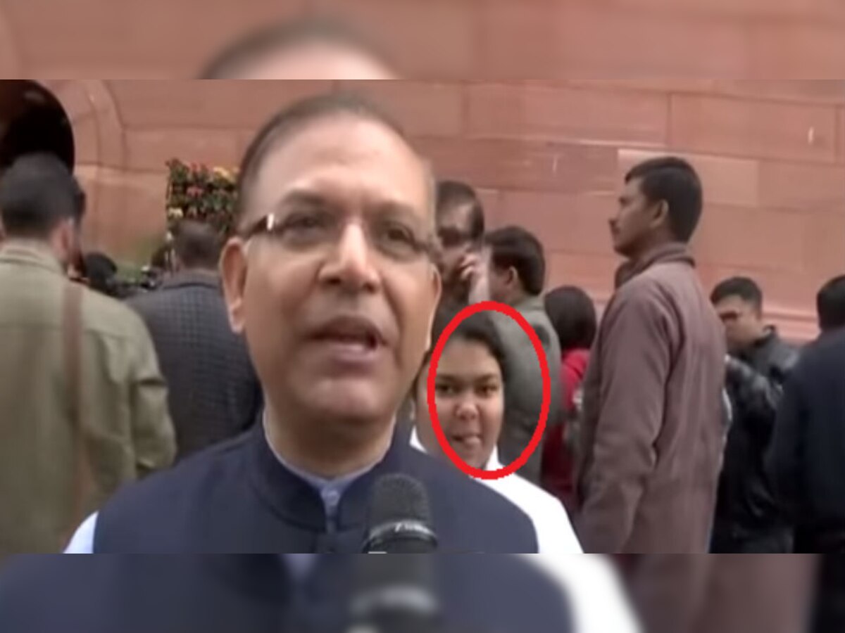 Budget 2019 VIDEO : मंत्र्यांना फोटोबॉम्ब करणारी 'ती' मुलगी सोशल मीडियावर चर्चेत title=