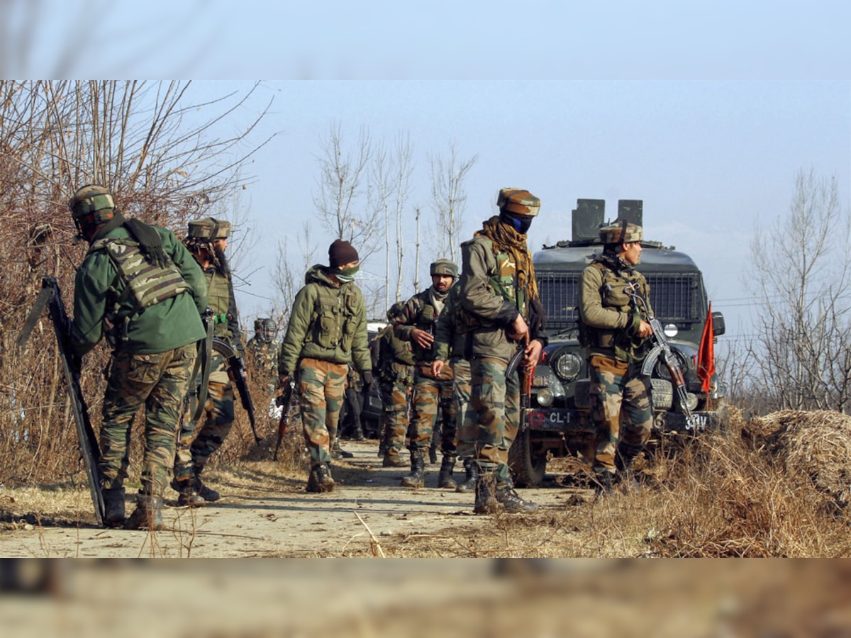 जम्मू-काश्मीरमध्ये एका दहशतवाद्याला कंठस्नान, दोन जवान शहीद title=