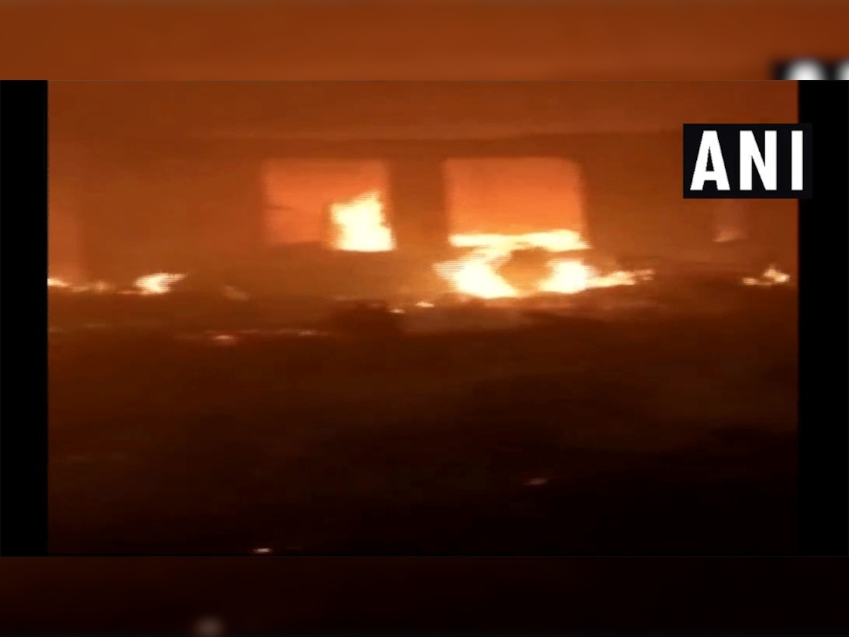 दिल्लीच्या पश्चिमपुरीत भीषण आग, 250 झोपड्या जळून खाक  title=