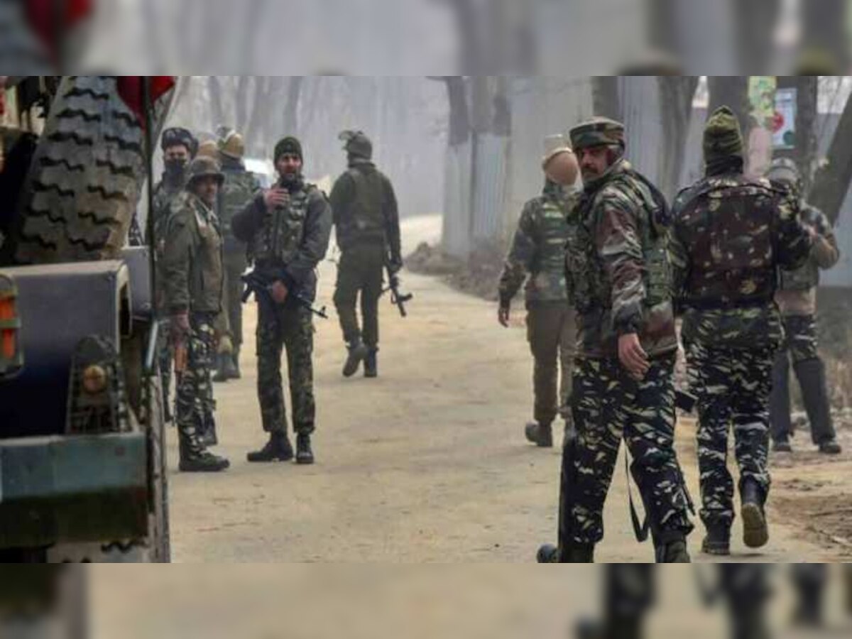 Jammu Kashmir : हंदवाडामधील चकमकीत दोन दहशतवाद्यांना कंठस्नान, ५ जवान शहीद  title=