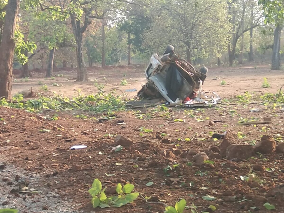 दंतेवाड्यात नक्षलवादी हल्ला; भाजप आमदारासह पाच जणांचा मृत्यू title=