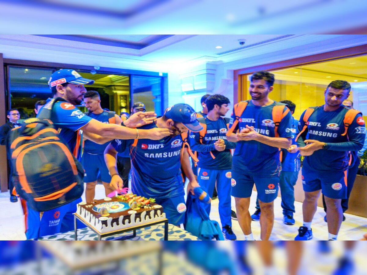 IPL 2019: रोहित शर्माच्या वाढदिवसाचं मुंबई इंडियन्सकडून सेलिब्रेशन title=