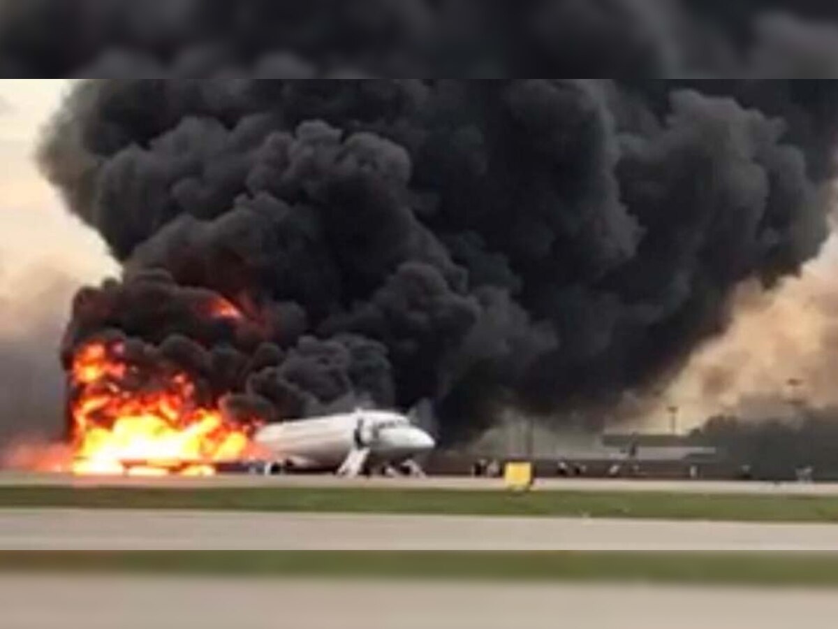 रशियात विमानाला आग लागून ४१ प्रवाशांचा मृत्यू title=