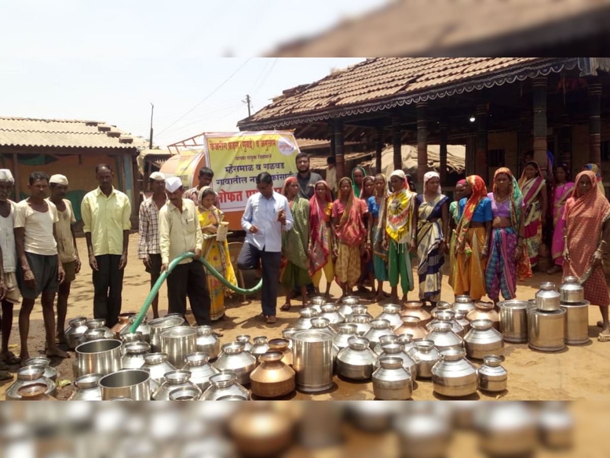 'झी २४ तास' इम्पॅक्ट : म्हैसमाळमध्ये टँकरसहीत पाण्याच्या दोन टाक्या दाखल title=